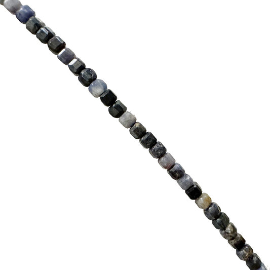 Saphir - Perles carrées de 2x2 mm. Vendu en fil de perles de 40 cm, en bracelet de 17 à 21 cm, ou en collier de 45. Qualité AA à AAA !