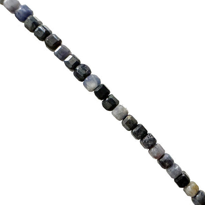 Saphir - Perles carrées de 2x2 mm. Vendu en fil de perles de 40 cm, en bracelet de 17 à 21 cm, ou en collier de 45. Qualité AA à AAA !