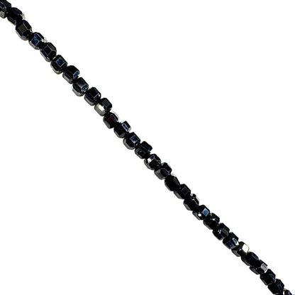 Spinelle - Perles carrées de 2 millimètres. Vendu en fil de perles de 40 cm, en bracelet de 17 à 21 cm, ou en collier de 45. Qualité AA à AAA !