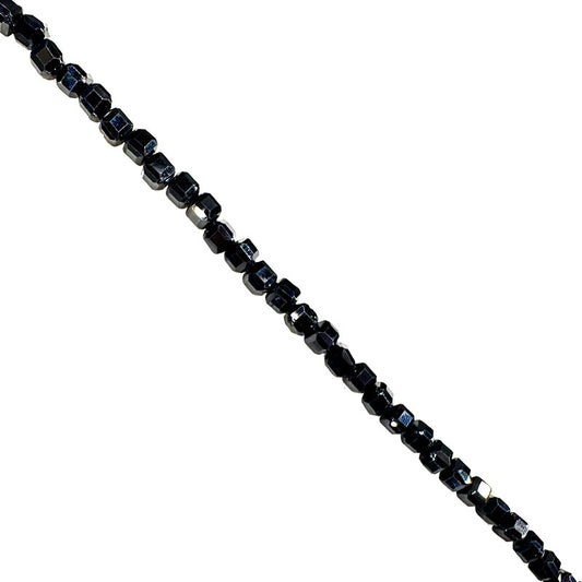 Spinelle - Perles carrées de 2 millimètres. Vendu en fil de perles de 40 cm, en bracelet de 17 à 21 cm, ou en collier de 45. Qualité AA à AAA !