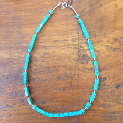 Collier créé par Zen Curiosity – Turquoise naturelle, perles carrées et perle torsadée en argent. Longueur : 40 cm – Finition 100 % argent