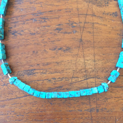 Collier créé par Zen Curiosity – Turquoise naturelle, perles carrées et perle torsadée en argent. Longueur : 40 cm – Finition 100 % argent
