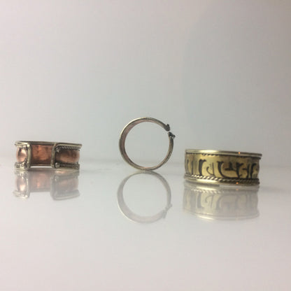 Bague en cuivre avec Mantra (prière Tibétaine). Taille réglable/ ajustable de 50 à 60 environ !