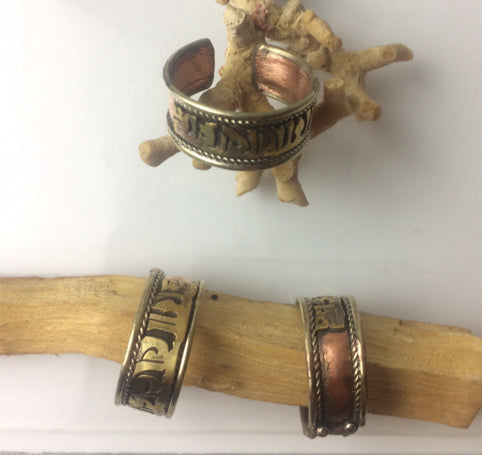 Bague en cuivre avec Mantra (prière Tibétaine). Taille réglable/ ajustable de 50 à 60 environ !