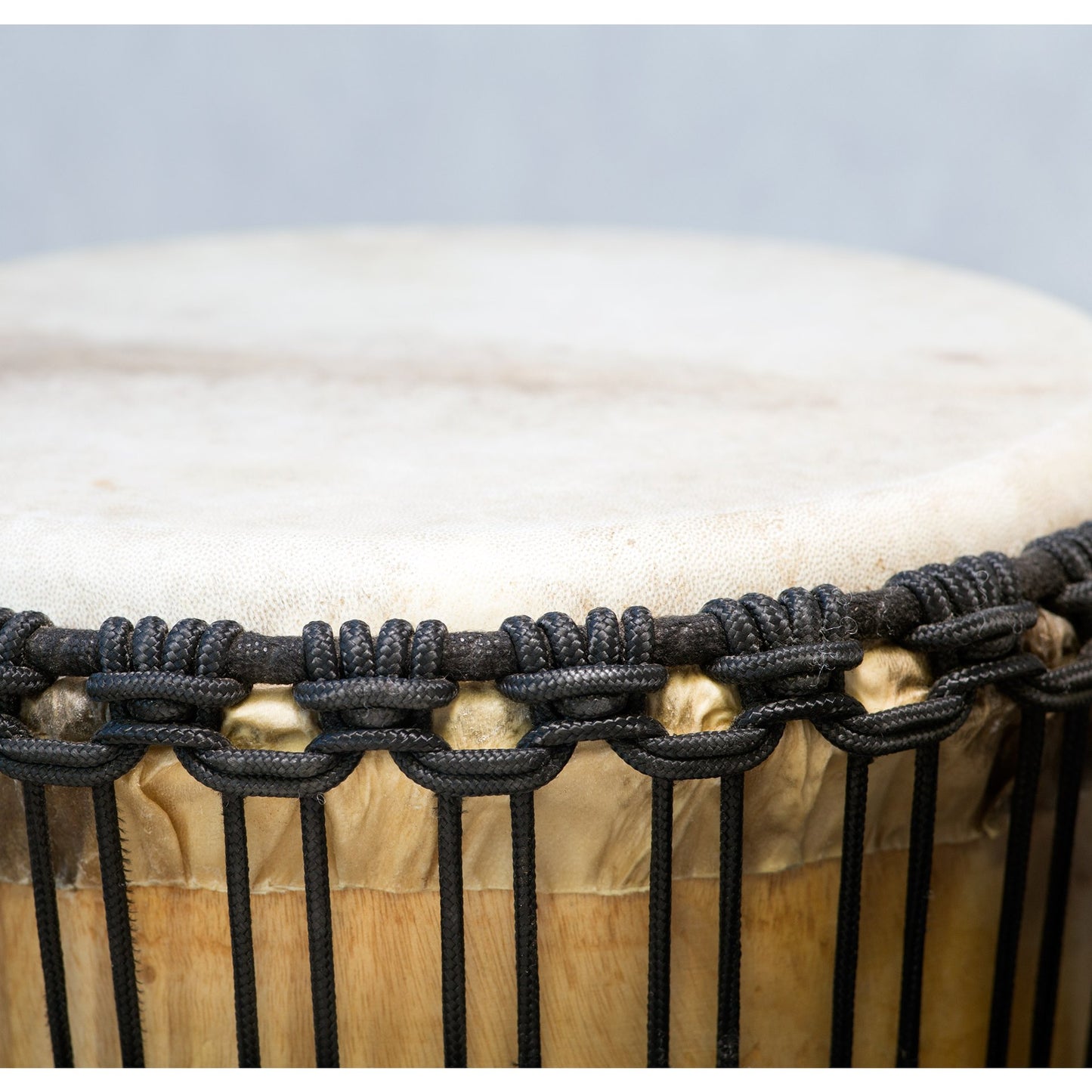 Djembé 'décoré' du Mali, 5 tailles au choix : de 45 à 65 cmde hauteur - 4,5 et 10,7 kg. Fait en Acajou et peau de chèvre, de très bonnes basses ! Très bonne qualité !
