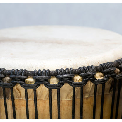 Djembé 'décoré' du Mali, 5 tailles au choix : de 45 à 65 cmde hauteur - 4,5 et 10,7 kg. Fait en Acajou et peau de chèvre, de très bonnes basses ! Très bonne qualité !