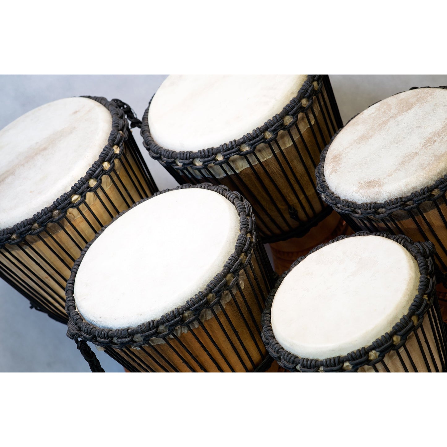 Djembé 'décoré' du Mali, 5 tailles au choix : de 45 à 65 cmde hauteur - 4,5 et 10,7 kg. Fait en Acajou et peau de chèvre, de très bonnes basses ! Très bonne qualité !