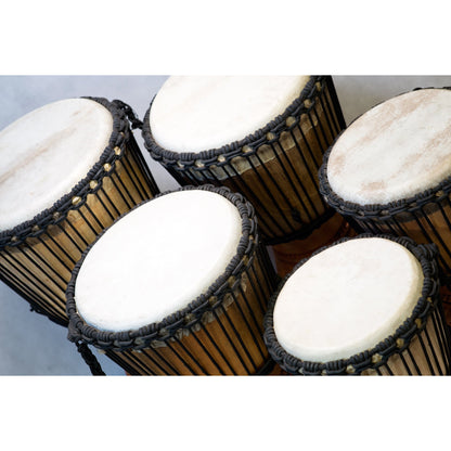 Djembé 'décoré' du Mali, 5 tailles au choix : de 45 à 65 cmde hauteur - 4,5 et 10,7 kg. Fait en Acajou et peau de chèvre, de très bonnes basses ! Très bonne qualité !