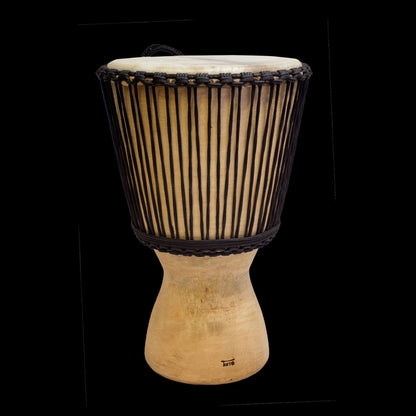 Djembé 'spécial basse' de 65 cm, 13 Kg. Bois de jacquier et recouvert de peau de chèvre. Anneau 'bass reflex' à l’intérieur. Peut être jouer sans inclinaison !