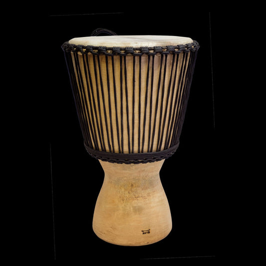 Djembé 'spécial basse' de 65 cm, 13 Kg. Bois de jacquier et recouvert de peau de chèvre. Anneau 'bass reflex' à l’intérieur. Peut être jouer sans inclinaison !