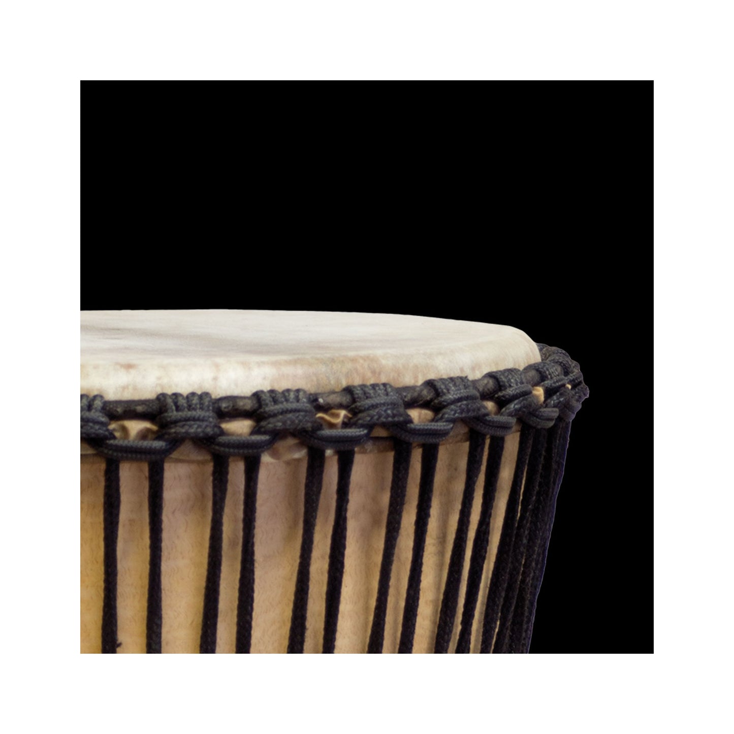 Djembé 'spécial basse' de 65 cm, 13 Kg. Bois de jacquier et recouvert de peau de chèvre. Anneau 'bass reflex' à l’intérieur. Peut être jouer sans inclinaison !