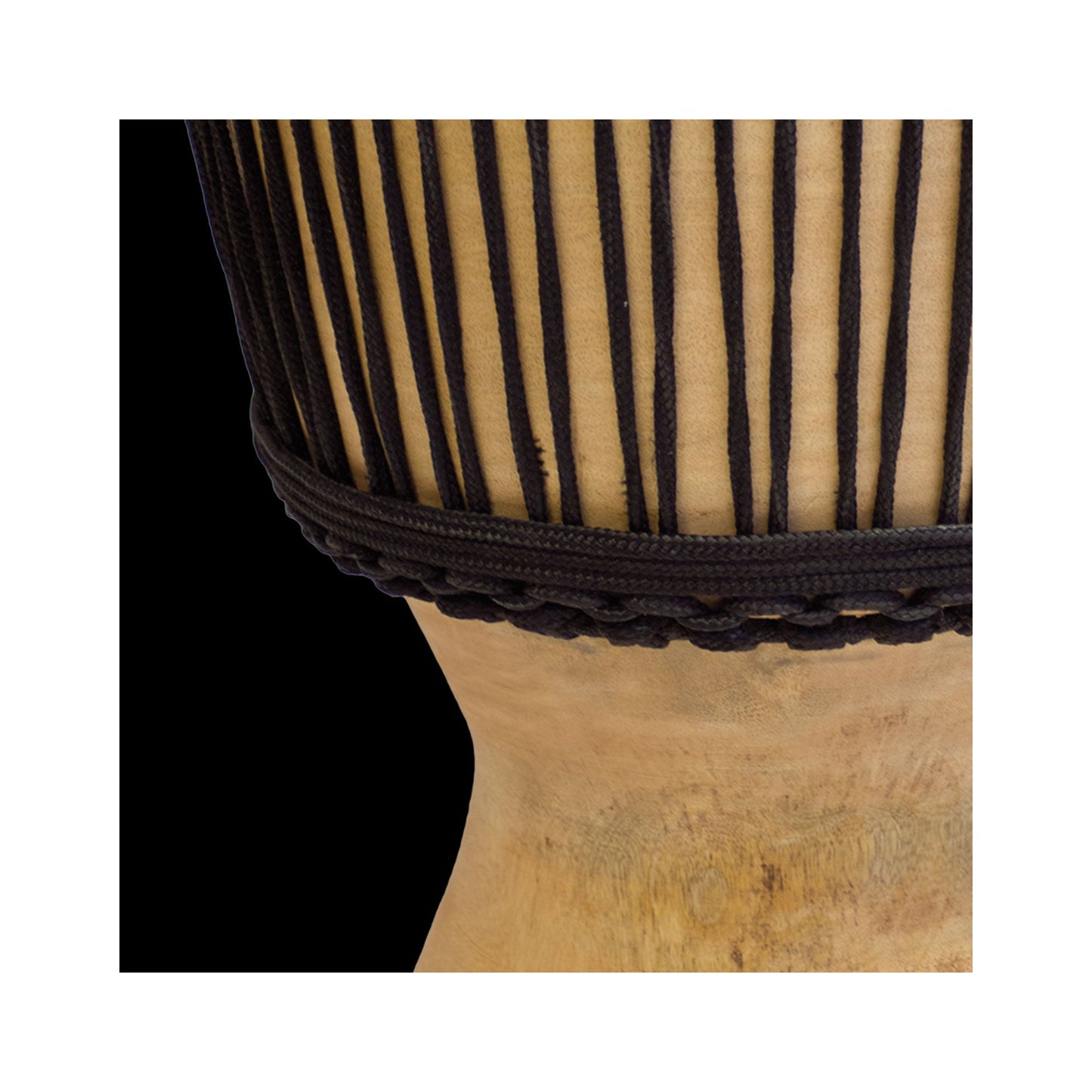 Djembé 'spécial basse' de 65 cm, 13 Kg. Bois de jacquier et recouvert de peau de chèvre. Anneau 'bass reflex' à l’intérieur. Peut être jouer sans inclinaison !