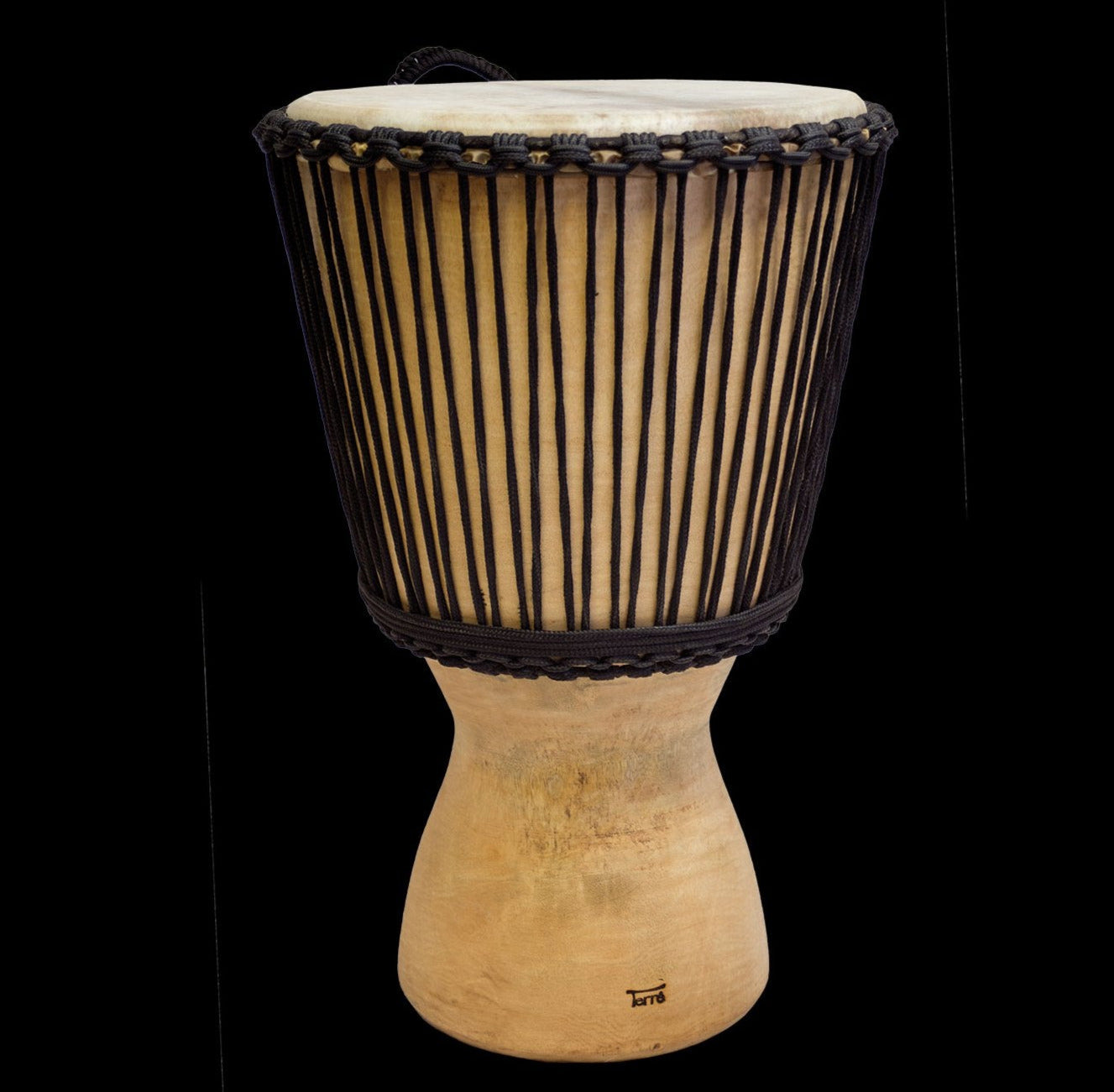 Djembé 'spécial basse' de 65 cm, 13 Kg. Bois de jacquier et recouvert de peau de chèvre. Anneau 'bass reflex' à l’intérieur. Peut être jouer sans inclinaison !
