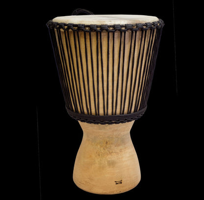 Djembé 'spécial basse' de 65 cm, 13 Kg. Bois de jacquier et recouvert de peau de chèvre. Anneau 'bass reflex' à l’intérieur. Peut être jouer sans inclinaison !