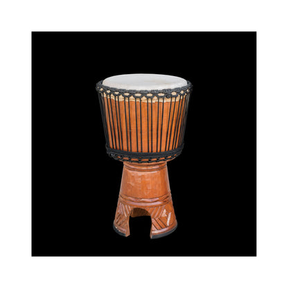 Djembé sculpté spécial basse, en bois d’acajou et peau de chèvre, au souffle profond et vibrant grâce à son anneau bass reflex !