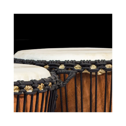 Djembé sculpté spécial basse, en bois d’acajou et peau de chèvre, au souffle profond et vibrant grâce à son anneau bass reflex !