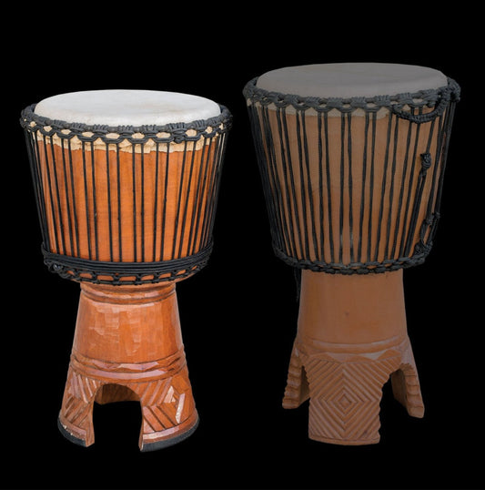 Djembé sculpté spécial basse, en bois d’acajou et peau de chèvre, au souffle profond et vibrant grâce à son anneau bass reflex !