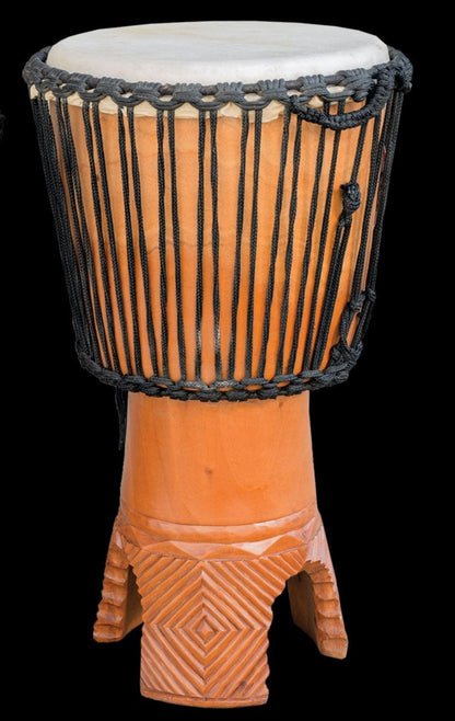 Djembé sculpté spécial basse, en bois d’acajou et peau de chèvre, au souffle profond et vibrant grâce à son anneau bass reflex !
