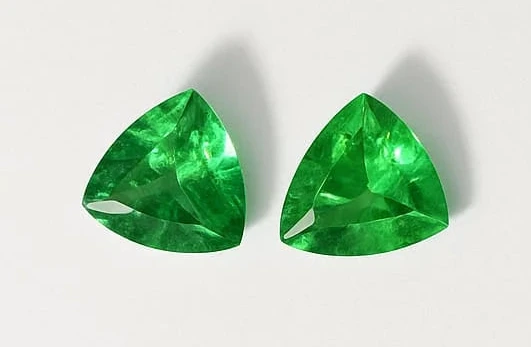 Paire d’émeraudes naturelles de Zambie – pierres fines 6×6×3 mm – 0,45 ct