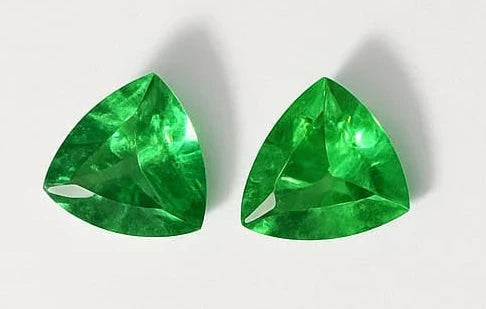 Paire d’émeraudes naturelles de Zambie – pierres fines 6×6×3 mm – 0,45 ct