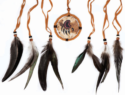 Plume de coq sur lanière de cuir avec Mandala cuir et dessin peint à la main - 15 à 18 cm