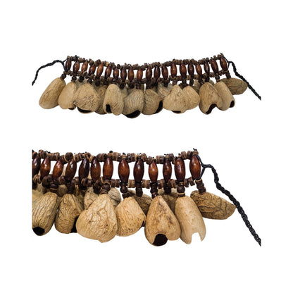 Bracelets de cheville en graines. Enfilée sur un élastique et munie d'un cordon pour attacher. - 4 graines au choix