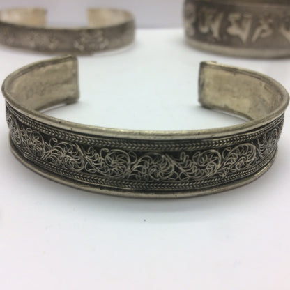 Bracelet manchette en laiton argenté, gravé d’un Mantra bouddhiste ou de motifs fantaisie – Élégant et spirituel !