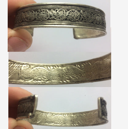 Bracelet manchette en laiton argenté, gravé d’un Mantra bouddhiste ou de motifs fantaisie – Élégant et spirituel !