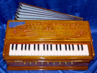 Harmonium Indien DELUXE de chez Ligner, modèle 3 voix. Rangement amovible pour le transport. Ø 61cm x 40 x 19/ 15 kgs. Réglable pour gaucher ou droitier !