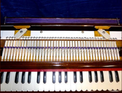 Harmonium Indien DELUXE de chez Ligner, modèle 3 voix. Rangement amovible pour le transport. Ø 61cm x 40 x 19/ 15 kgs. Réglable pour gaucher ou droitier !