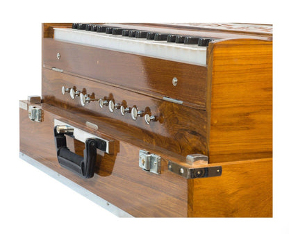 Harmonium Indien DELUXE de chez Ligner, modèle 3 voix. Rangement amovible pour le transport. Ø 61cm x 40 x 19/ 15 kgs. Réglable pour gaucher ou droitier !