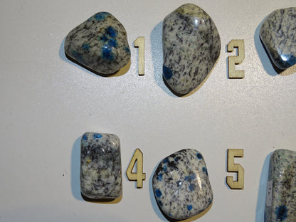 Jaspe K2 - Pierres roulées de 10 à 20 grammes ! Superbes cristaux d'Azurite dans du granit !