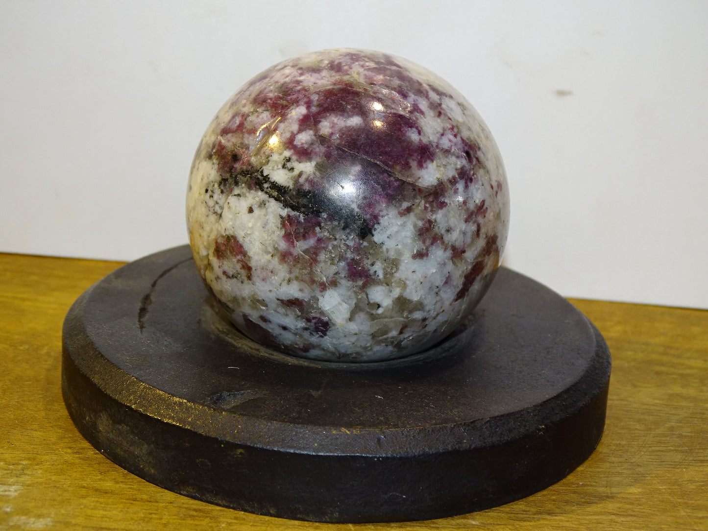 Sphère en Tourmaline Rubellite, pièce unique de 70 millimètres - 470 grammes. Pierre d'ancrage puissante, parfait ...!