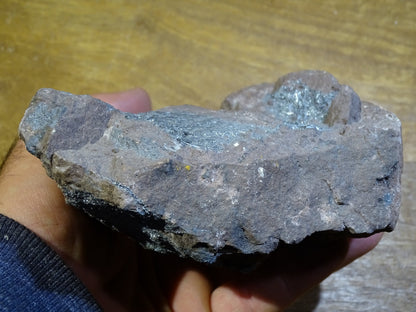 Pyrolusite, spécimen brut - 130 mm x 90 x 65 - 705 gr.