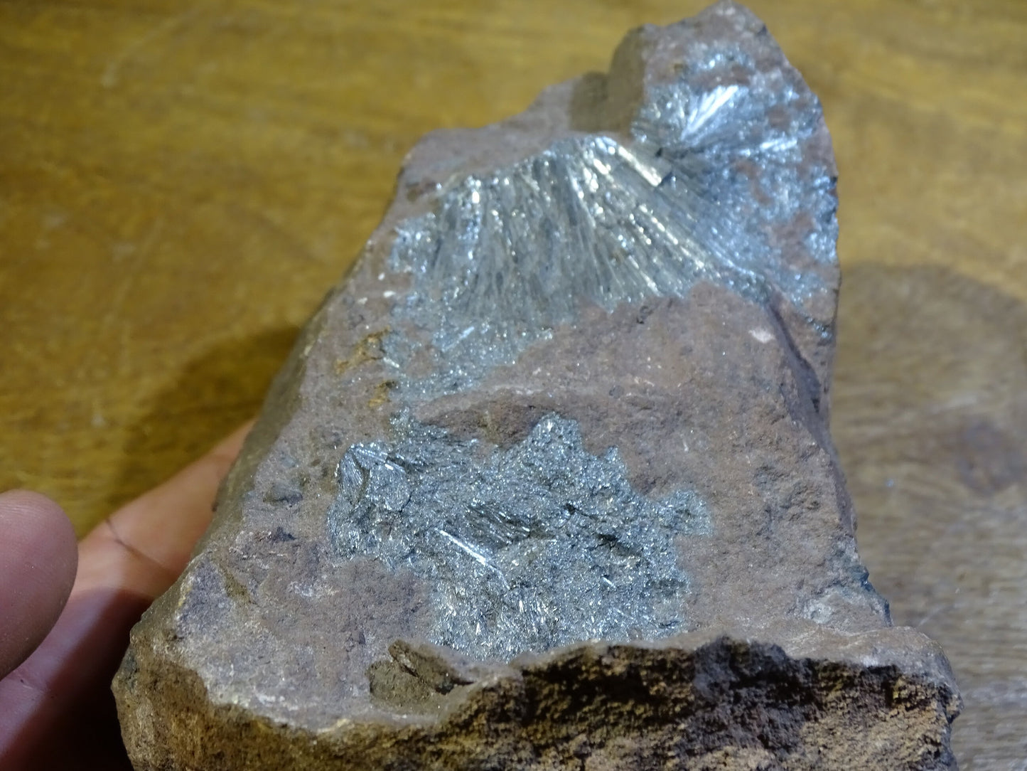 Pyrolusite, spécimen brut - 130 mm x 90 x 65 - 705 gr.