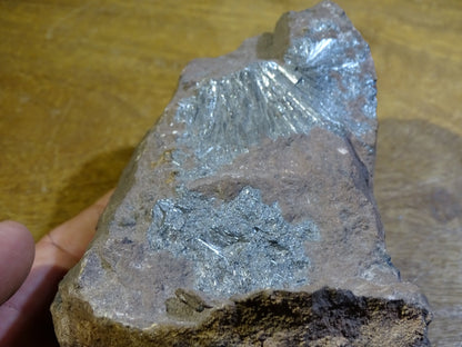Pyrolusite, spécimen brut - 130 mm x 90 x 65 - 705 gr.