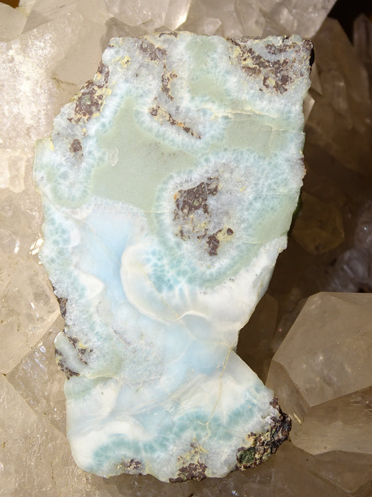Larimar – Morceau brut avec 1 face polie et 1 face brute – 76 x 46 x 21 mm – 79,3 gr.