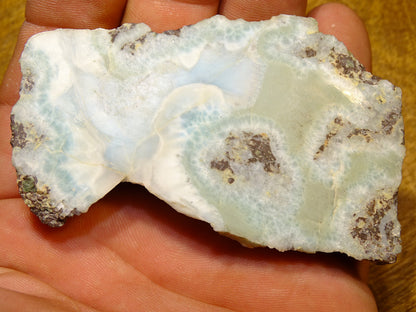 Larimar – Morceau brut avec 1 face polie et 1 face brute – 76 x 46 x 21 mm – 79,3 gr.