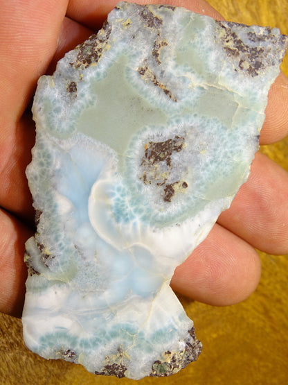 Larimar – Morceau brut avec 1 face polie et 1 face brute – 76 x 46 x 21 mm – 79,3 gr.