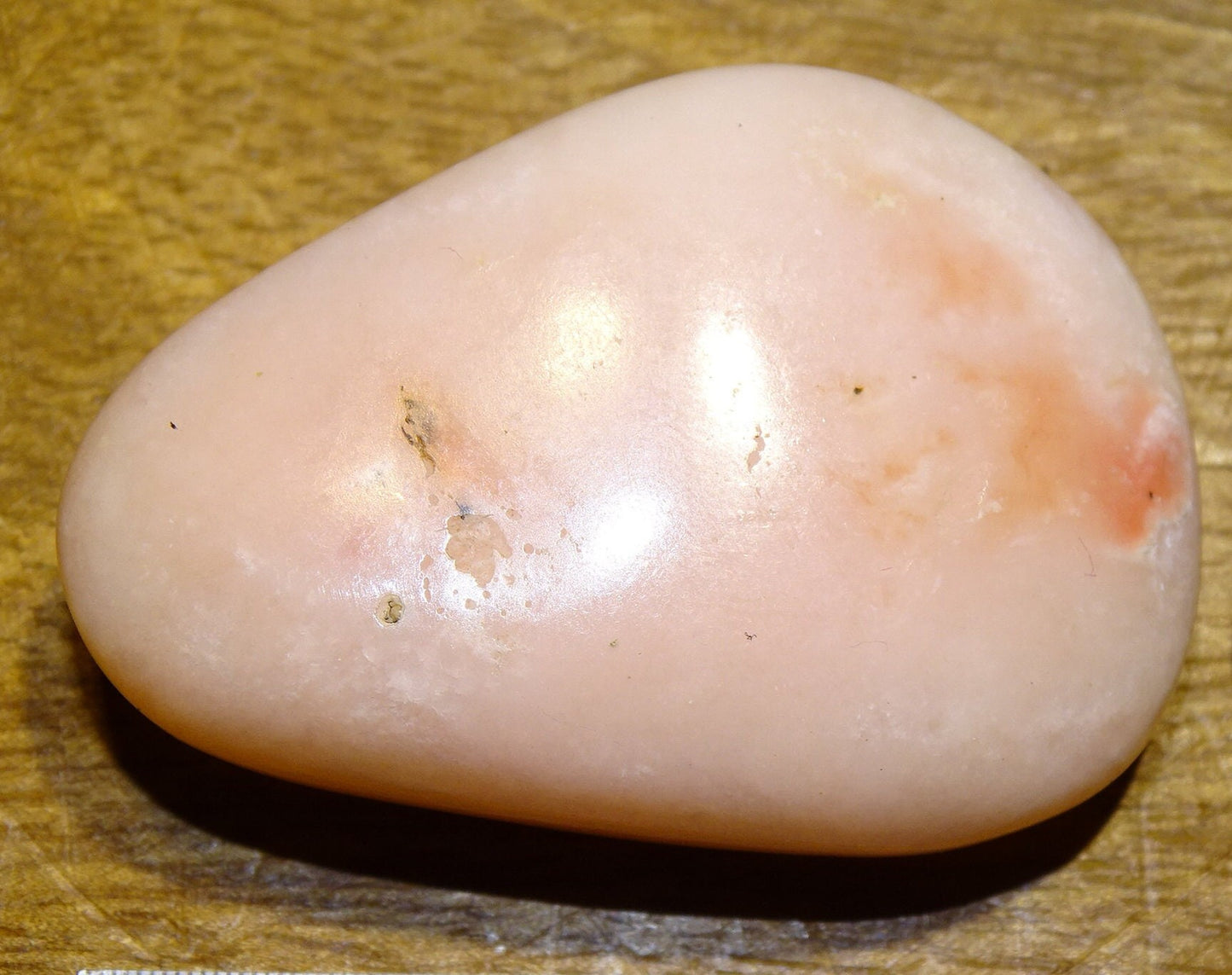 Mangano Calcite ou Calcite rose - Spécimen réagissant à l'U-V, de 45 mm x 32 x 14 - 22,8 gr.