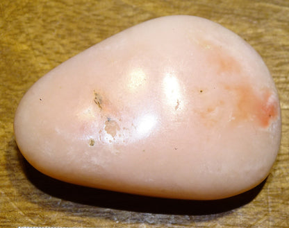 Mangano Calcite ou Calcite rose - Spécimen réagissant à l'U-V, de 45 mm x 32 x 14 - 22,8 gr.