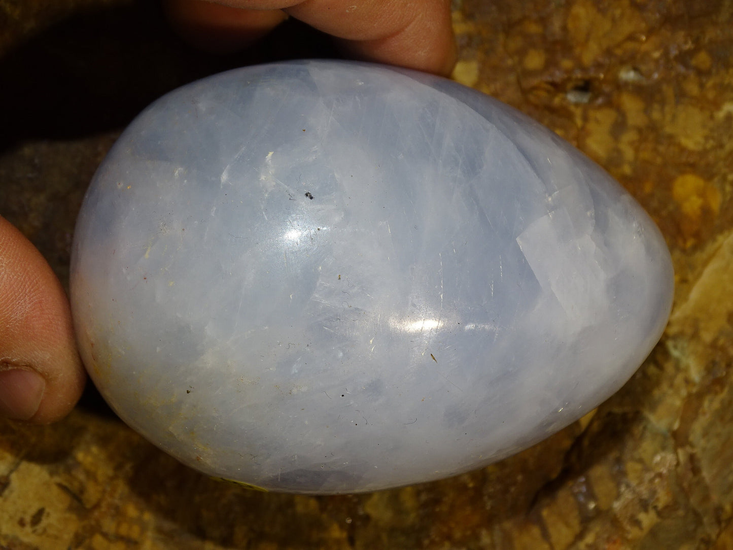 Oeuf en 'Calcite bleue' de 80 millimètres de hauteur x 5,7 mm de diamètre - 374 grammes !
