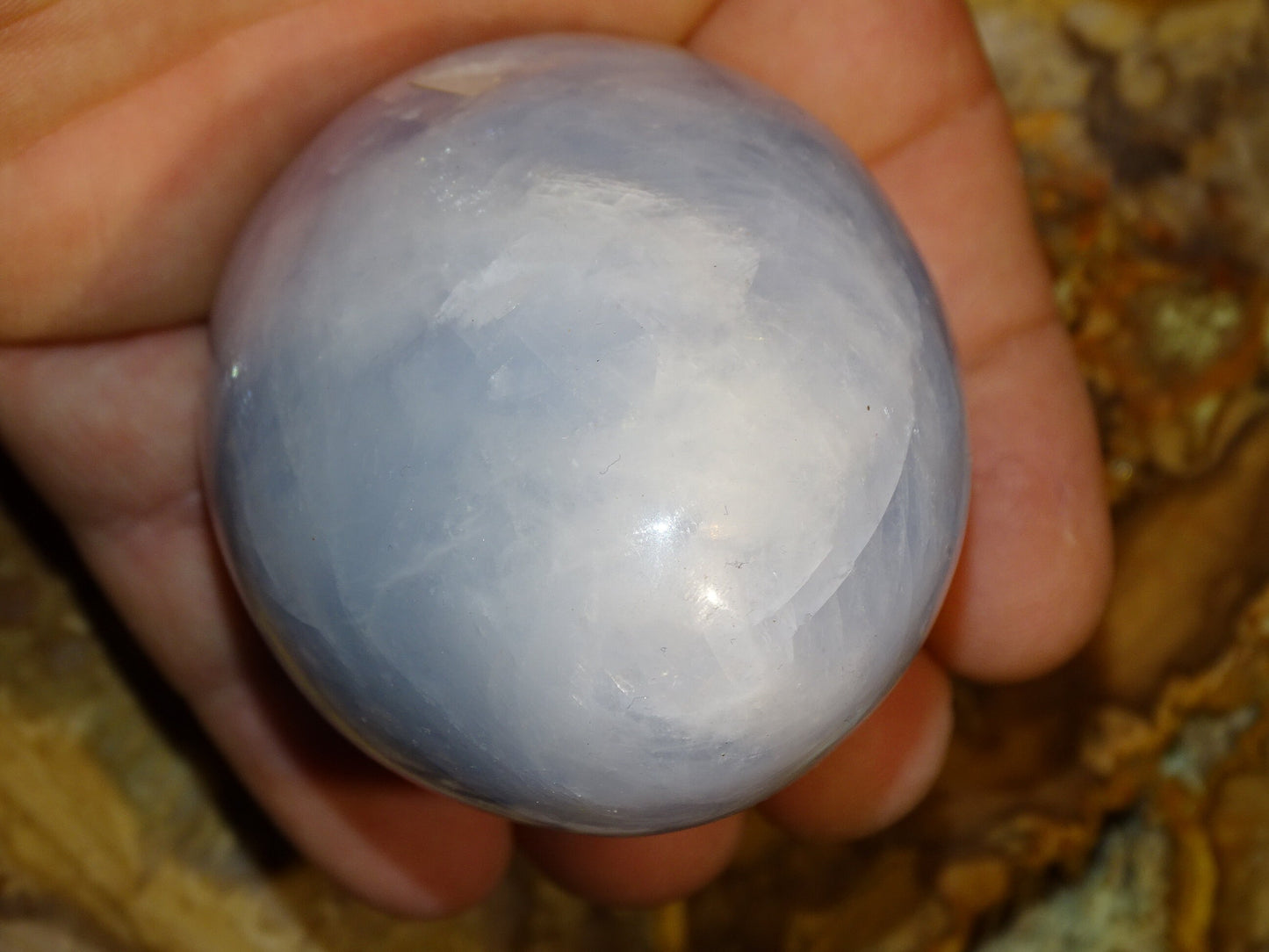 Oeuf en 'Calcite bleue' de 80 millimètres de hauteur x 5,7 mm de diamètre - 374 grammes !