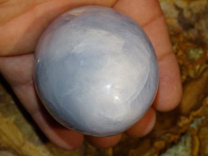 Oeuf en 'Calcite bleue' de 80 millimètres de hauteur x 5,7 mm de diamètre - 374 grammes !