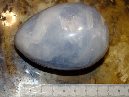 Oeuf en 'Calcite bleue' de 80 millimètres de hauteur x 5,7 mm de diamètre - 374 grammes !