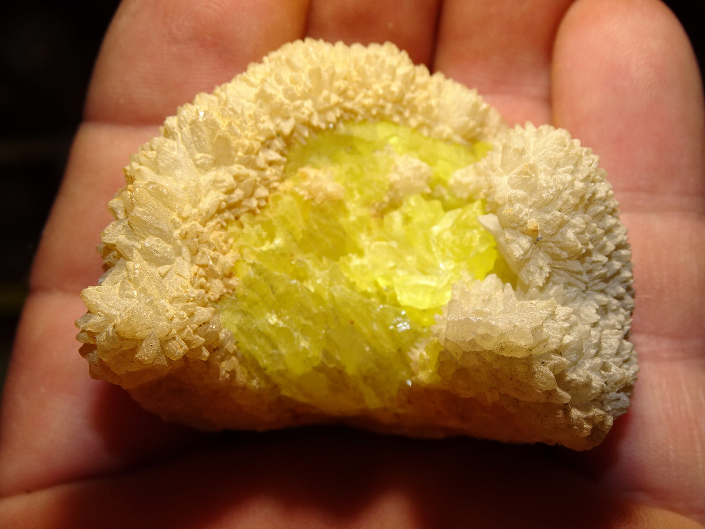 Melanophlogite + soufre – Spécimen brut réagissant à la lampe U.V. – 54 x 40 x 38 mm – 56 gr.