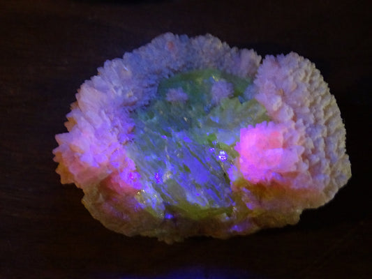 Melanophlogite + soufre – Spécimen brut réagissant à la lampe U.V. – 54 x 40 x 38 mm – 56 gr.