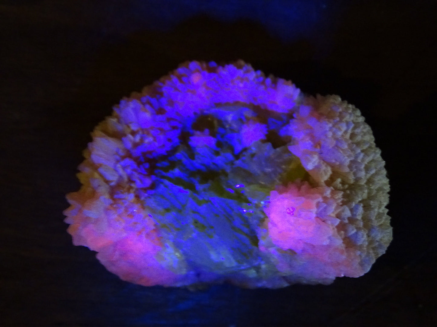 Melanophlogite + soufre – Spécimen brut réagissant à la lampe U.V. – 54 x 40 x 38 mm – 56 gr.