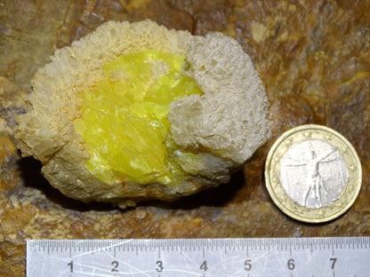 Melanophlogite + soufre – Spécimen brut réagissant à la lampe U.V. – 54 x 40 x 38 mm – 56 gr.