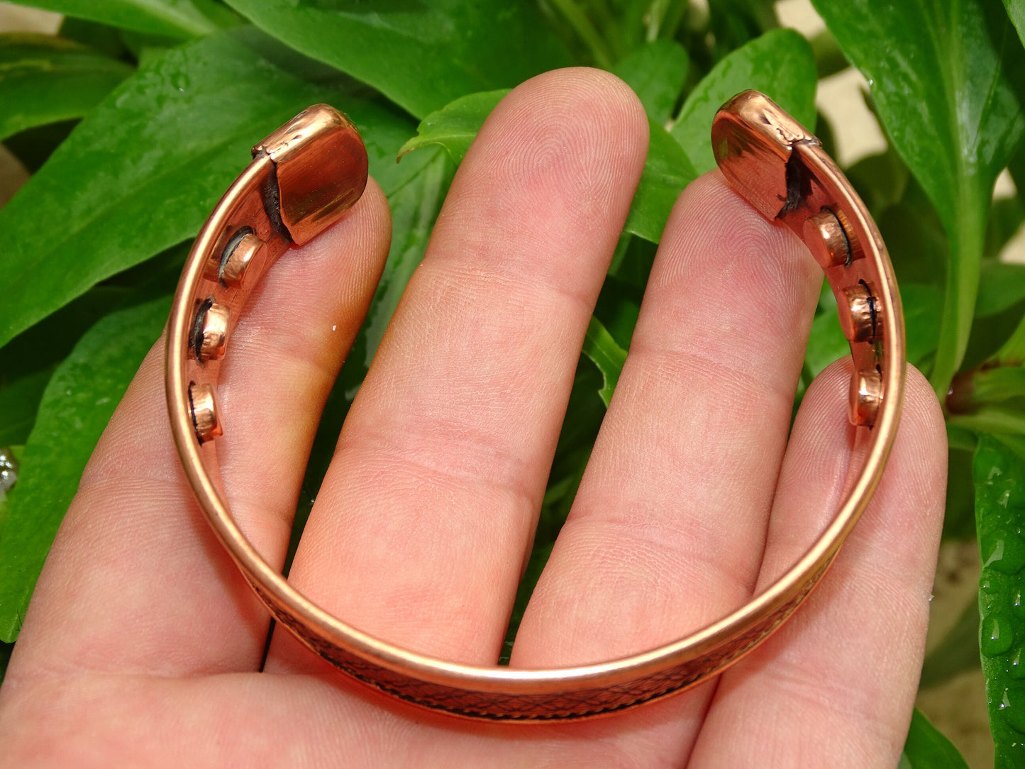 Bracelet magnétique 'manchette' en cuivre 2 cm, gravure Fleur de Vie, avec 6 aimants agissant sur les méridiens !
